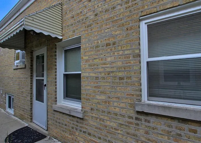 Sleeps 4 With Free Parking Chicago
