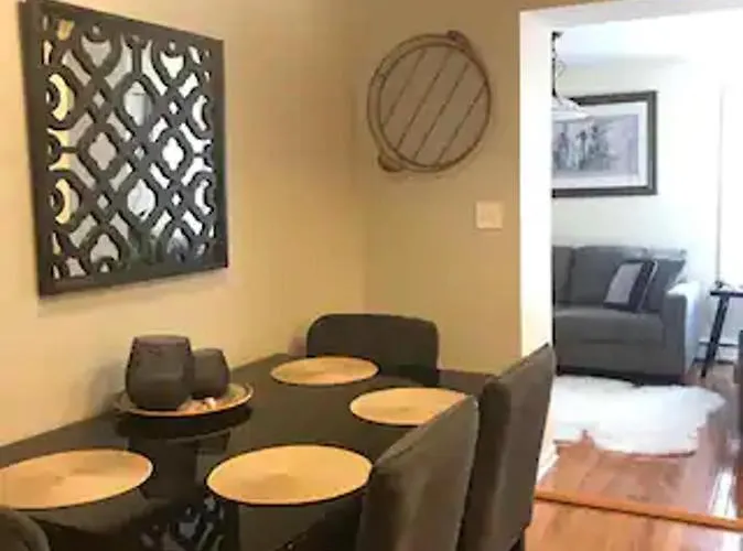 Sleeps 4 With Free Parking * Chicago