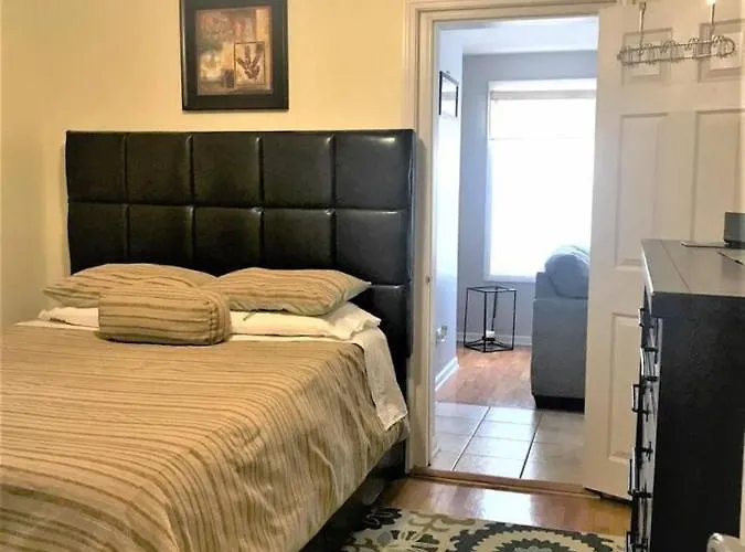 Sleeps 4 With Free Parking * Chicago